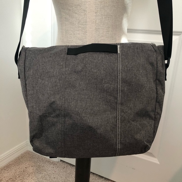 Oiwas Messenger Bag - Picture 13 of 16